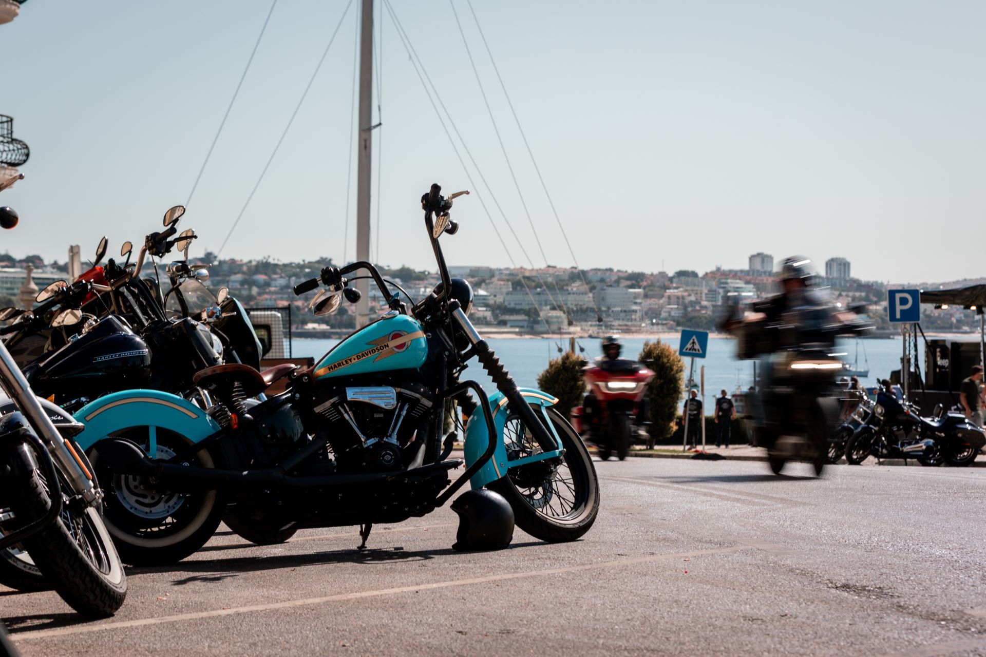 Motoristas circulando por Cascais