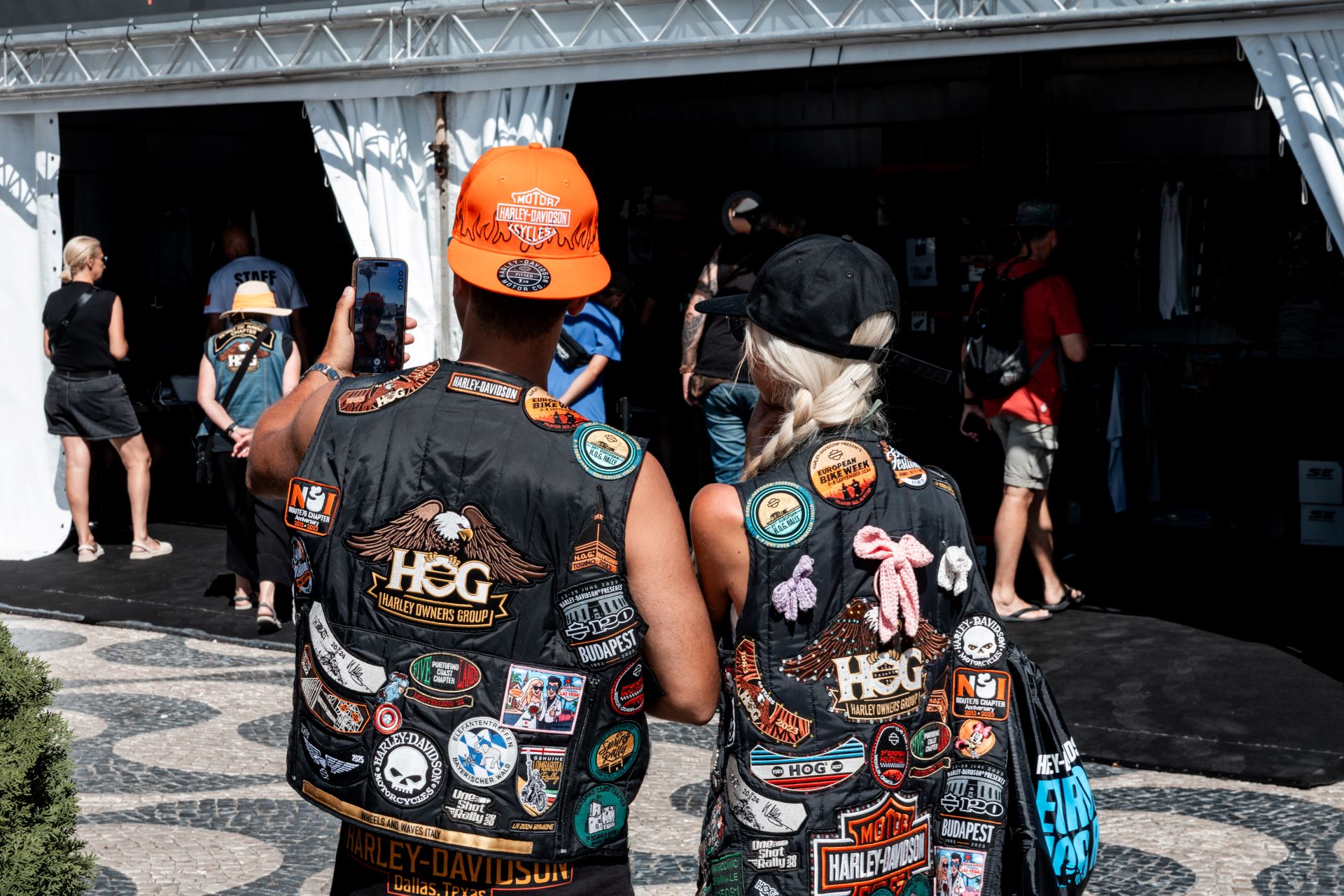 Miembros H.O.G. con chalecos personalizados