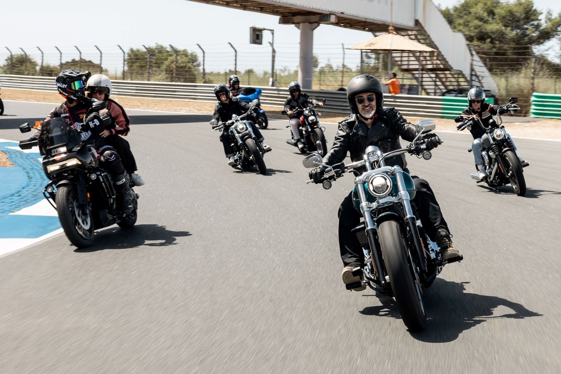 Motoristas Harley-Davidson rodando en el circuito de Estoril