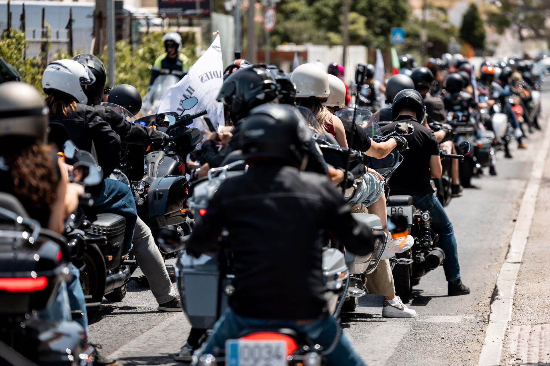 Motocicletas Harley-Davidson junto al litoral de Cascais
